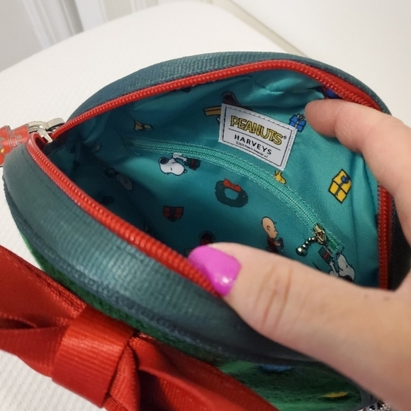 NWT Harveys Peanuts Snoopy Green Crossbody Bag, Festive Fun Unique - Picture 10 of 15